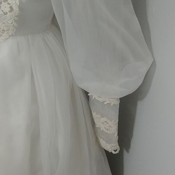 My mother's vintage Bohemian 1960's wedding gown long sleeves and lace - Picture 3 of 14